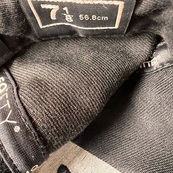 Preowned Phillies Black New Era 59fifty size 7 1/8. True fitted hat - Picture 8 of 8